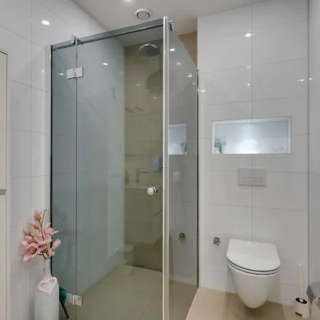 Spacious And Comfortable Central *