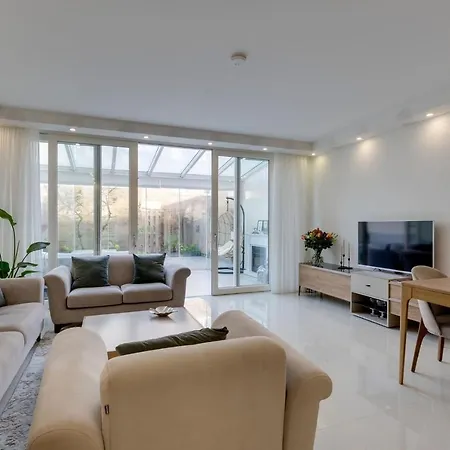 Spacious And Comfortable Central דירה