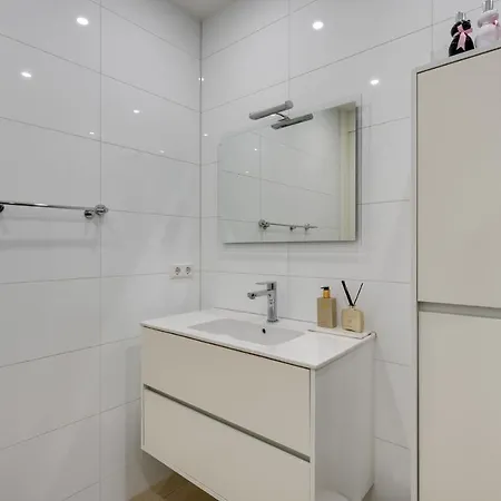 Spacious And Comfortable Central Apartment